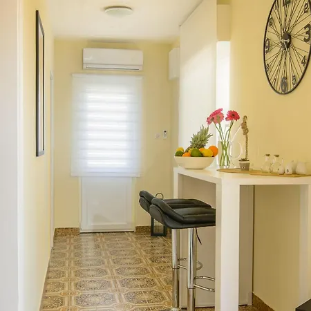 شقة Modern Near With Sea View Terrace And Lounge Area تروغير