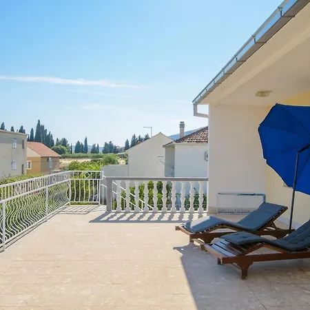 Modern Near With Sea View Terrace And Lounge Area شقة